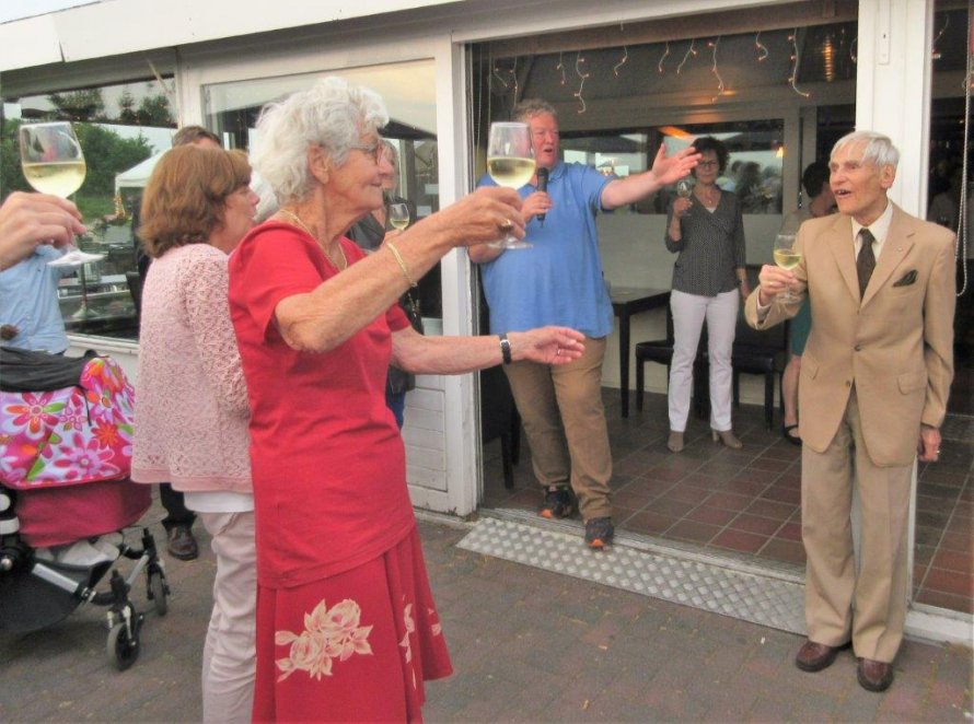 Een rondje van de zaak voor de jarige Cocky